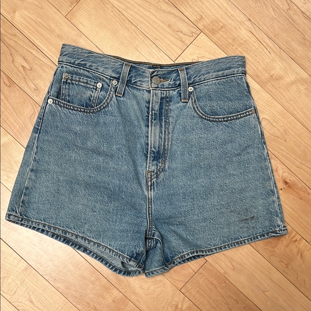 SOLD - Levi’s High Loose Denim Women's Shorts (27)